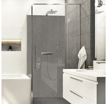 Salle de bains avec douche, baignoire et lavabo