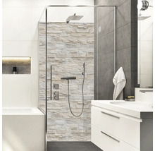 Modernes Badezimmer mit Dusche, Waschbecken und Steinwand