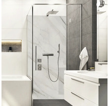 Modernes Badezimmer mit Duschabtrennung, Waschtisch und Armaturen