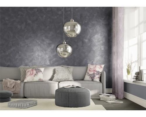 Salon avec décoration murale grise, canapé, coussins et suspensions