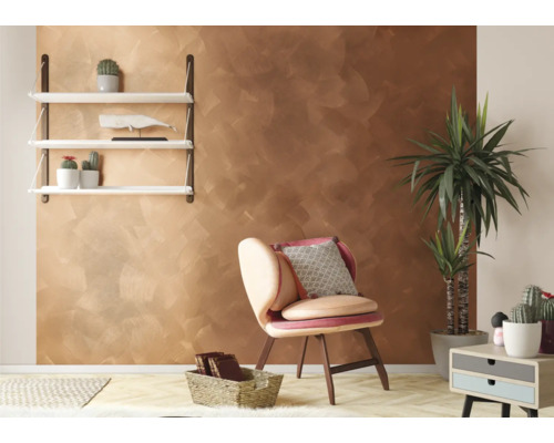 Salon avec décoration murale marron, étagère, fauteuil, plante d''intérieur et table d''appoint.