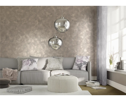 Salon avec peinture à effets sur le mur, canapé, coussins et deux suspensions