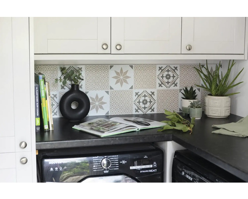 Waschküche mit Waschmaschine, Arbeitsplatte, Fliesen und dekorativen Elementen