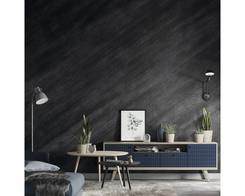 Salon moderne avec mur sombre, commode, canapé et plantes.