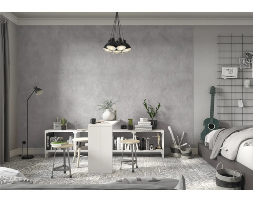 Helles Arbeitszimmer mit Schreibtisch, Regalen und Dekorationsgegenständen