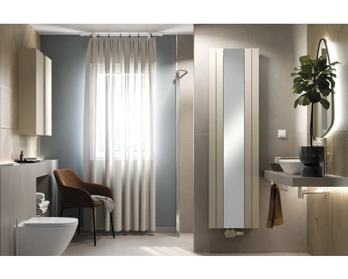 Salle de bain moderne avec radiateur sèche-serviettes, lavabo et toilettes.