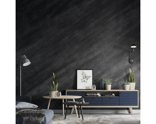 Salon avec commode, table, canapé, lampe et décoration murale