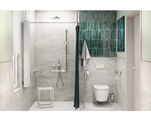 Barrierefreies Badezimmer mit Dusche, WC und Haltegriffen