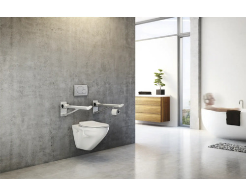 Barrierefreies Badezimmer mit Wandtoilette und Haltegriffen an der Wand.