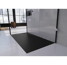 Douche de plain-pied avec receveur de douche et cabine de douche dans la salle de bains.