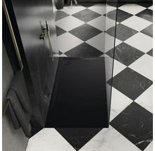 Salle de bains avec receveur de douche plat et rectangulaire et carrelage à motif en damier