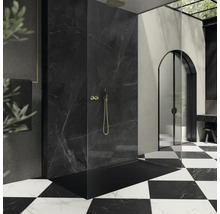 Salle de bains moderne avec douche à l''italienne, murs en marbre et sol à damier
