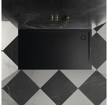 Receveur de douche noir dans salle de bain avec carrelage en damier