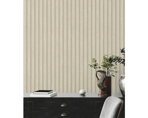 Dekorative Wand mit Paneel Tapete in Holzoptik, kombiniert mit einer Kommode und Pflanzen