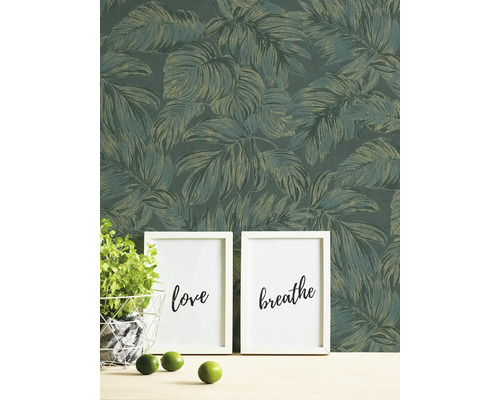 Pièce avec un papier peint vert à motif de feuilles