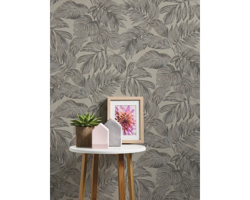 Nahaufnahme einer Wand mit Blättertapete und einem Tisch mit Dekoration