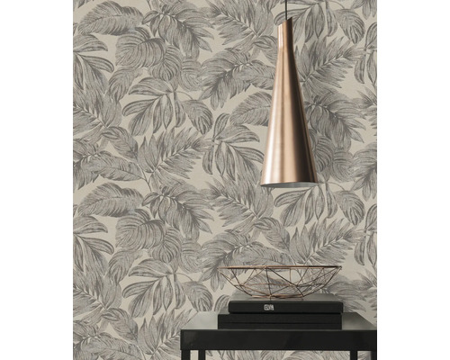 Tapete mit Blättermuster in einem hellen Raum.