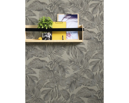 Tapete mit Blattmuster und Regal mit Dekorationen
