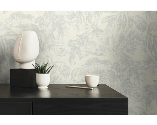 Raumszene mit gemusterter Tapete, Dekorationen und dunklem Tisch