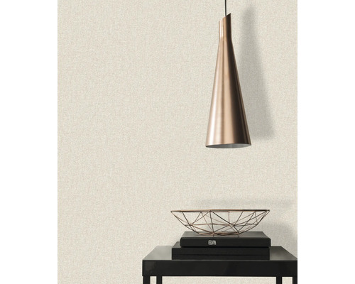 Szene mit Textiltapete, Lampe, Schale und Tisch