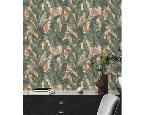 Wandgestaltung mit botanischem Tapetenmuster im Wohnraum