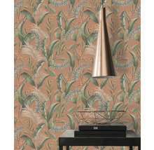 Pièce avec papier peint à feuilles tropicales, lampe et décoration