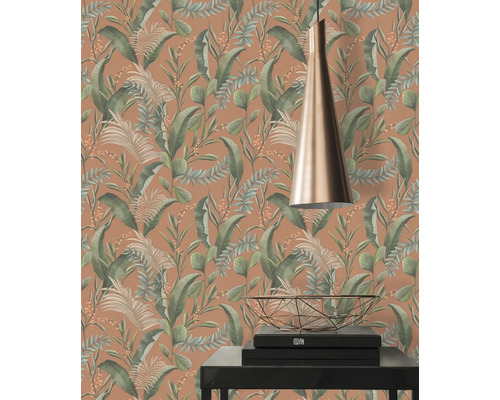 Pièce avec papier peint à feuilles tropicales, lampe et décoration