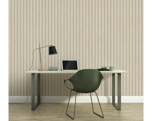 Ein Arbeitszimmer mit einem Schreibtisch, einem Stuhl und einer Wandpaneele