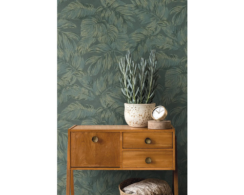 Scène d''intérieur avec commode, plante en pot et papier peint à feuilles tropicales