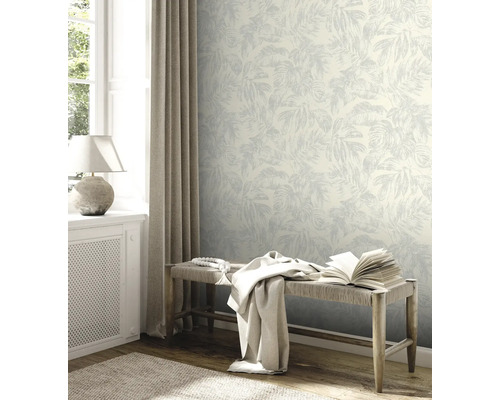 Wohnraum mit Fenster, Vorhang, Bank und Tapete mit Pflanzenmuster