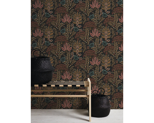 Dekorative Tapete mit Blumenmuster in einem Raum mit Bank und zwei schwarzen Körben