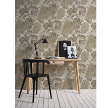 Arbeitszimmer mit Schreibtisch, Stuhl, Tischleuchte und floraler Tapete