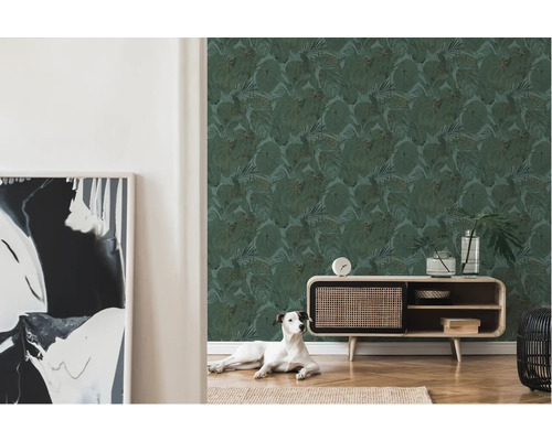 Salon avec papier peint à feuilles vertes, commode et chien
