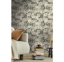 Wohnzimmer mit floral gemusterter Tapete, Sofa und Beistelltisch