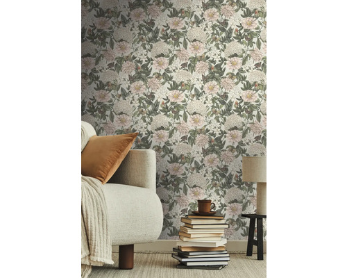 Wohnzimmer mit floral gemusterter Tapete, Sofa und Beistelltisch