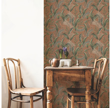 Scène avec table à manger, chaises et papier peint à motifs végétaux