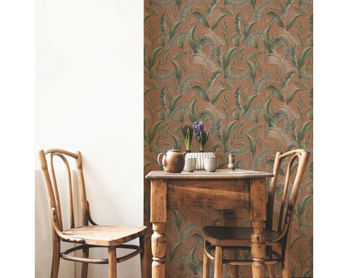 Scène avec table à manger, chaises et papier peint à motifs végétaux