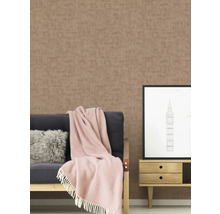 Wohnzimmer mit brauner Struktur Tapete, Sofa, Decke, Kissen und Bild