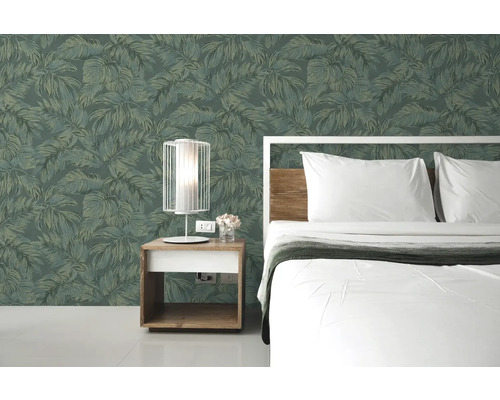 Chambre avec lit, table de chevet et papier peint à motifs végétaux