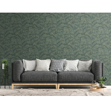 Wohnzimmer mit grauer Couch und Wandtapete mit Blättermuster