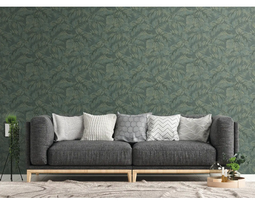 Salon avec canapé gris et papier peint à motifs de feuilles