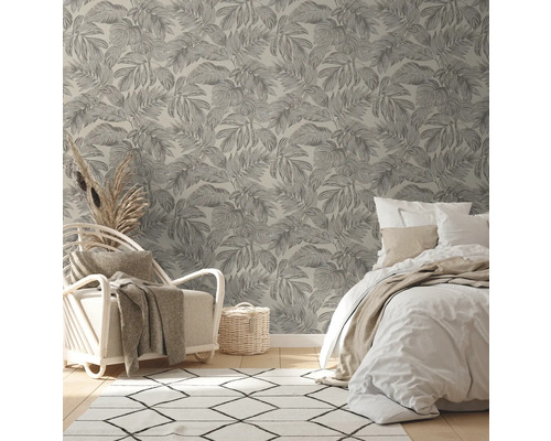 Helles Schlafzimmer mit gemusterter Tapete, Bett, Sessel und Teppich