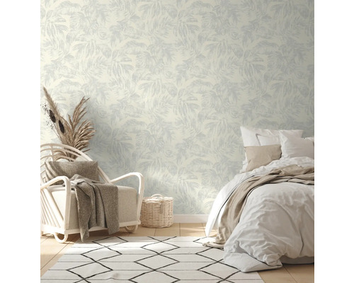 Helles Schlafzimmer mit gemusterter Tapete, Bett und Sessel