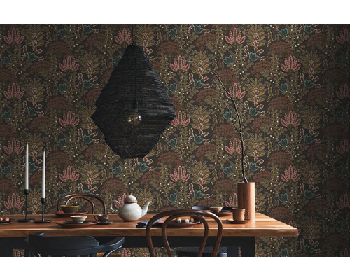 Dekorierter Raum mit floraler Tapete, Esstisch und Lampe