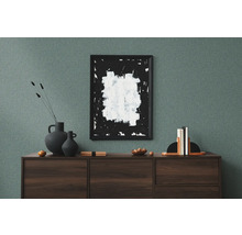 Wohnzimmer mit Kommode, Dekoration und gerahmtem Bild