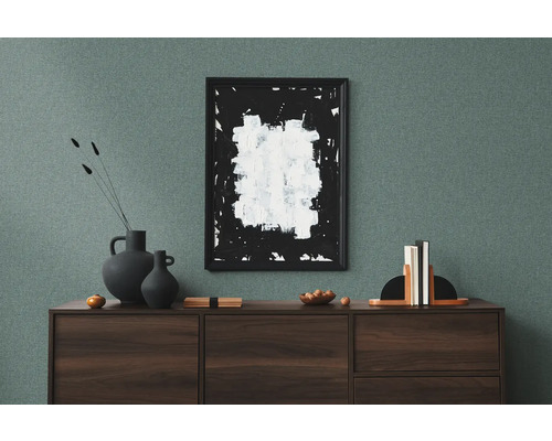 Salon avec commode, décoration et image encadrée