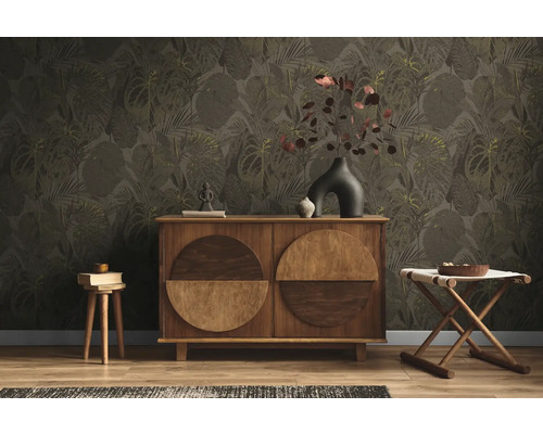 Wohnzimmer mit Kommode vor einer gemusterten Dschungeltapete