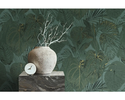 Scène avec un vase, une branche décorative, une horloge et un papier peint à feuilles