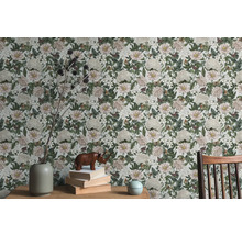 Zimmer mit floraler Tapete, Tisch, Dekoration und Stuhl