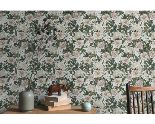 Zimmer mit floraler Tapete, Tisch, Dekoration und Stuhl